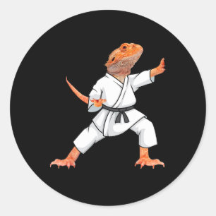 Pegatina Redonda Dragones con barba divertidos haciendo Karate Samu