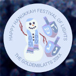 Pegatina Redonda Dreidels de Snowman Cute Azul Cualquier Texto Hanu<br><div class="desc">Estos lindos pegatinas de Hanukkah son fáciles de personalizar con cualquier texto, así que puedes personalizares para todo tipo de usos durante las vacaciones. Diseñado con un divertido muñeco de nieve judío y sus sueños a juego en blues blues blues y moradas opacas en el medio con dos conjuntos de...</div>