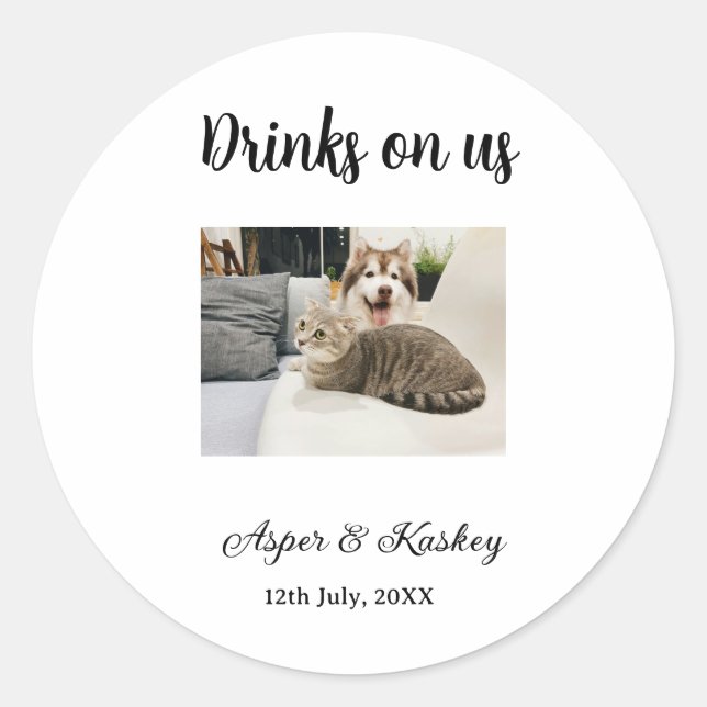 Pegatina Redonda Drinks on us open bar pet photo wedding couple dat (Anverso)