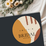 PEGATINA REDONDA DUCHA BRIDAL ARTÍSTICA DE TERRACOTA ABSTRACTA MODE<br><div class="desc">Una colección perfecta de bodas para aquellos que buscan un elegante y vibrante tema de arte moderno y atrevido. El fondo pintado a mano con textura de papel Kraft añade un toque rústico. Personalízalo con su nombre, la fecha de su boda y asegúrese de incluir un mensaje especial. Muchos diseños...</div>