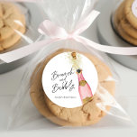 Pegatina Redonda Ducha de novias de brunch y buceo rosa y dorado<br><div class="desc">Los Pegatinas Brunch y Bubbly Bridal Shower son perfectos para su ducha de champán con tema de novia. Diseñado con una hermosa acuarela con una botella de champán rosa y dorado. Artículos coincidentes en el diseño del Fiesta Cava de nuestra tienda.</div>
