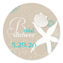 Ducha de novias en la playa de la celebración de v