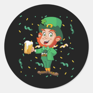 Pegatina Redonda Duende bebiendo cerveza día de San Patricio
