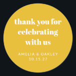 Pegatina Redonda Dulce Agradecimiento Amarillo Personalizado para F<br><div class="desc">Expresa tu gratitud con estilo con estas vibrantes pegatinas amarillas de "Gracias", que presentan tipografía en negrita y texto personalizable. Perfectas para sellar bolsas de favores, personalizar cajas de regalo o añadir un toque alegre a la decoración de eventos, estas pegatinas son ideales para bodas, fiestas de compromiso, o cualquier...</div>