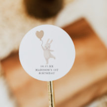 Dulce conejo con globo cardíaco primer cumpleaños