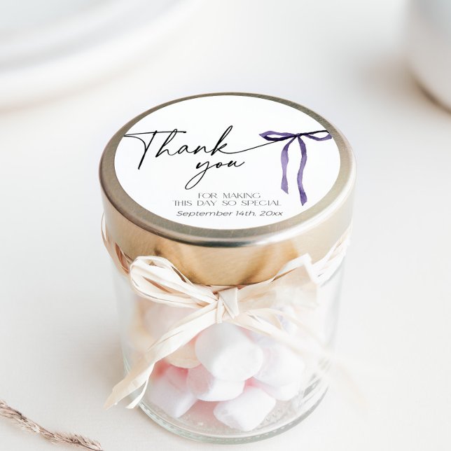 Pegatina Redonda Dulce de Boda de Lazo Morado Agradecimiento (round thank you sticker with moody purple bow)
