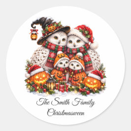 Pegatina Redonda Dulce familia de búhos nevados en Navidadween, fie
