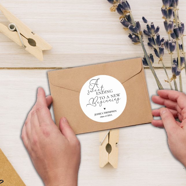 Pegatina Redonda Dulce final para el nuevo comienzo Graduación 2024 (Sweet Ending to New Beginning 2024 Graduation Classic Round Sticker)