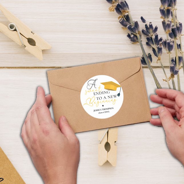 Pegatina Redonda Dulce final para un nuevo comienzo Graduación 2025 (Sweet Ending to New Beginning 2025 Graduation Classic Round Sticker)