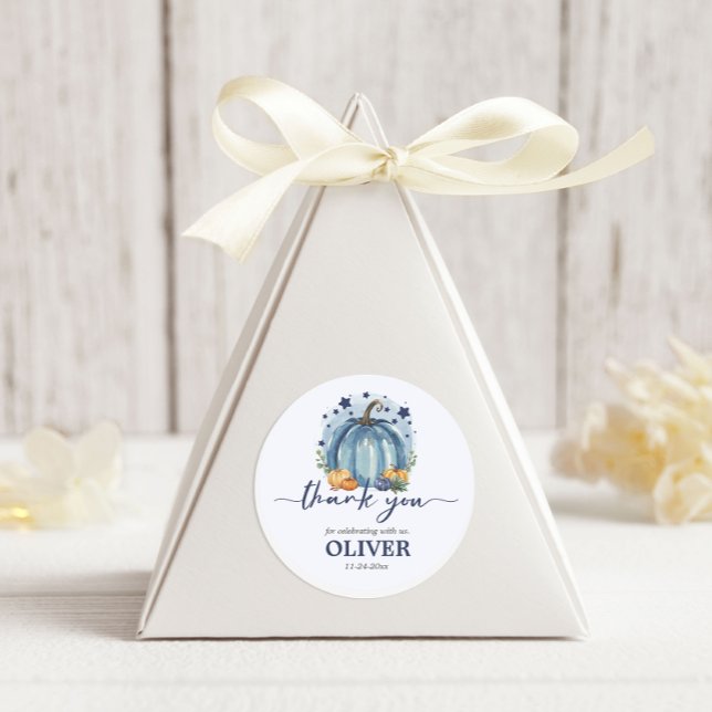 Pegatina Redonda Dulce Niño Calabacita Azul Baby Shower Gracias (roun sticker for party favors or envelopes baby boy blue baby shower fall pumpkin)
