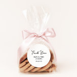 Pegatina Redonda Dulce y caprichoso | Boda Gracias<br><div class="desc">Estos pegatinas,  simples y elegantes,  bodas negros y blancos o duchas de novias,  presentan una tipografía de estilo vintage que dice "gracias". Un elegante y clásico aspecto minimalista que sigue siendo único y contemporáneo.</div>