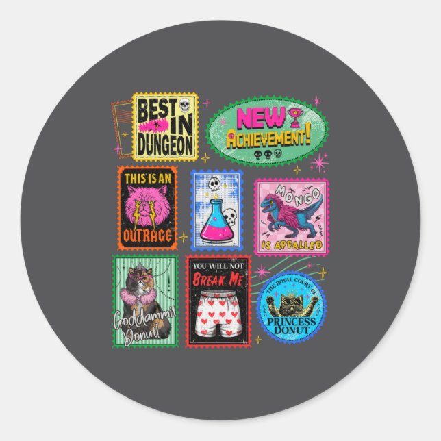 Pegatina Redonda Dungeon Crawler Carl Retro Funny  (Anverso)