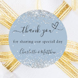 Pegatina Redonda Duste azul plateado corazón gracias boda<br><div class="desc">Un fondo azul polvoriento,  decorado con un confetti falso plateado. Con el texto: Gracias por compartir nuestro día especial,  con un corazón pequeño. Personalice y agregue sus nombres.</div>