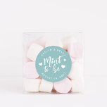 Pegatina Redonda Dusto Verde azulado | Menta a ser favorita de boda<br><div class="desc">Los pegatinas de los favores matrimoniales de Punny presentan "menta para ser" en escritura con letras con letras a mano blanca acentuada con corazones,  en un polvoriento fondo verde azulado acuático. Personalice su nombre y fecha de boda.</div>