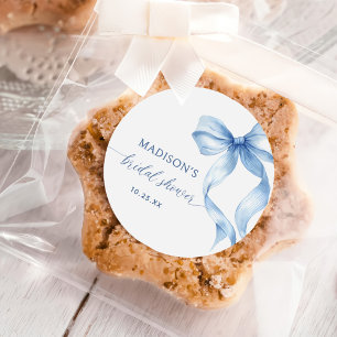 Pegatina Redonda Dusty Blue Bow Ella Está Atando El Nudo Despedida 