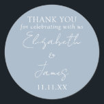 Pegatina Redonda Dusty Blue Elegante Tarjeta de Agradecimiento de B<br><div class="desc">Esta etiqueta de agradecimiento de boda en letra script minimalista y elegante en dusty blue se puede personalizar con su información en tipografía chic. Diseñado por Thisisnotme©</div>