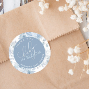 Pegatina Redonda Dusty Blue Floral Baby en Flor Baby Shower