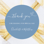 Pegatina Redonda Dusty blue gracias corazón boda<br><div class="desc">Un polvoriento fondo azul. Con el texto: Gracias por compartir nuestro día especial,  con un corazón pequeño. Personalice y agregue sus nombres.</div>