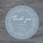 Pegatina Redonda Dusty Blue Minimal Leaf Boda Gracias<br><div class="desc">Este boda de hojas mínimas azul polvoriento gracias al diseño pegatina redondo clásico encarna perfectamente una estética romántica moderna. Con una mezcla clásica de fondo azul polvoriento con patrones mínimos de hojas blancas, complementados con un sencillo guión de caligrafía, acompañado de un tipo de letra sérico subestimado. El resultado es...</div>