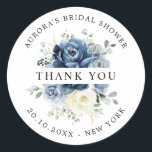 Pegatina Redonda Dusty Blue Navy Champagne Bridal Shower<br><div class="desc">Duste ducha de novia floral azul celeste gracias pegatina con elegante ramo de azul marino, azul real , blanco , oro, marfil de champán, rosa de color rubor , brotes de flores de ranunculus y hojas de eucalipto verde salado y elegante ramo de acuarela. Comuníquese conmigo para obtener ayuda sobre...</div>