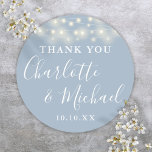 Pegatina Redonda Dusty Blue String Lights Wedding Favor De La Boda<br><div class="desc">Dusty azul de la boda gracias pegatina redondo clásico con luces de cuerda de bonito y nombres de estilo de firma. Personalice con sus detalles especiales de agradecimiento en la moderna tipografía blanca. Diseñado por Thisisnotme©</div>