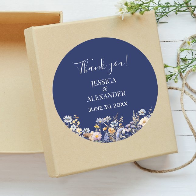Pegatina Redonda Dusty Blue Wildflowers Boda de Marina de Guerra (Dusty Blue Wildflowers Navy Wedding Round Thank You Sticker with Couple Names, Wedding Date.)