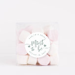 Pegatina Redonda Dusty Sage | Menta a ser favorita de boda personal<br><div class="desc">Pegatinas de favores matrimoniales de Punny presentan "menta para ser" en el sage polvoriento guión con letras de mano verde acentuado con corazones. Personalice su nombre y fecha de boda.</div>