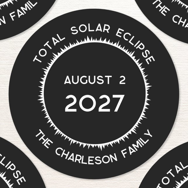 Pegatina Redonda Eclipse solar total 2027 Personalizado (Total solar eclipse August 2nd 2027 personalized family name custom text sticker)