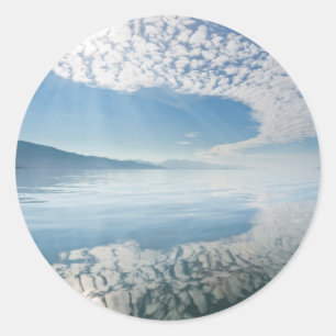 Pegatina Redonda EE. UU., Alaska, Bahía Freshwater. Nubes Reflejada