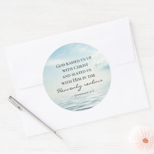 Pegatina Redonda Efesios 2:6 Dios nos levantó con la Biblia de Cris