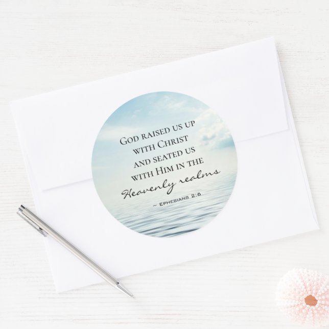 Pegatina Redonda Efesios 2:6 Dios nos levantó con la Biblia de Cris (Sobre)