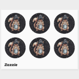 Pegatina Redonda Eichhörnchen mit Tasse und Schnee „Stay Warm“