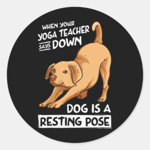 Pegatina Redonda Ejercicio de yoga perro es una pose de descanso pa