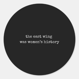 Pegatina Redonda “el ala este era historia de las mujeres” Camiseta