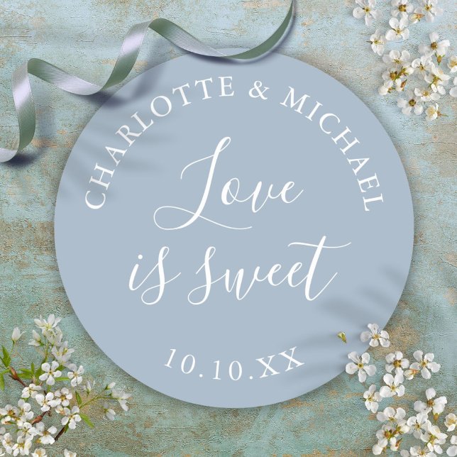 Pegatina Redonda El Amor Azul Dusto Es Favor De La Boda Dulce (Dusty Blue Love Is Sweet Wedding Favor Classic Round Sticker)