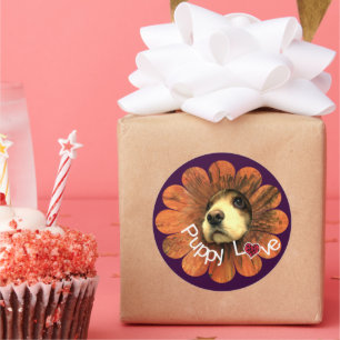 Pegatina Redonda El amor de los cachorros sale de la flor