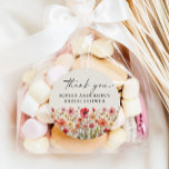 Pegatina Redonda El amor en la flor, la ducha de novias y los Pegat<br><div class="desc">Este hermoso diseño presenta un arreglo de flores silvestres pastel suaves y hermosas que son realistas y una fuente de escritura moderna (color editable). Personalizar con su propio nombre de ducha de novia. Colocar pegatinas redondos en una ducha de novia gracias favores. Vea toda la colección para obtener más elementos...</div>