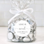 Pegatina Redonda El amor es dulce Boda Gracias<br><div class="desc">Elegante gracias pegatina por sus favores de bienvenida de bodas con "El amor es dulce" en una tipografía moderna y sencilla y un elegante guión con toques,  sus nombres unidos por un corazón y su fecha boda.</div>