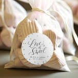 Pegatina Redonda "el amor es dulce", moderno favoritismo de boda<br><div class="desc">Moda caligrafía guión "amor es dulce" con puntos purpurinas de oro de Faux,  moderno y elegante,  personalizado con nombres de parejas y citas,  grandes pegatinas de favores para bodas,  duchas de novias,  duchas de bebé o cualquier evento especial.</div>