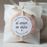 Pegatina Redonda El amor es el Dulce favorece la boda moderna<br><div class="desc">La boda moderna El amor es Dulce favorece a los Pegatinas</div>