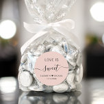 Pegatina Redonda El amor es el dulce Rubor favorito de la boda rosa<br><div class="desc">pegatina rosa rubor de moda para el postre de la recepción nupcial y favores de dulces con "El amor es dulce" en una simple tipografía moderna y un elegante guión de caligrafía con toallitas,  tus nombres unidos por un corazón y tu fecha boda.</div>
