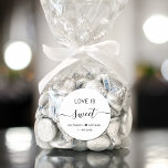 Pegatina Redonda El amor es el favor de la boda dulce<br><div class="desc">pegatina blanco de moda para el postre de la recepción de bodas y favores de dulces con "El amor es dulce" en una tipografía moderna y sencilla y un guión elegante con toques,  tus nombres unidos por un corazón y tu cita boda.</div>