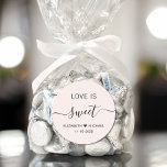 Pegatina Redonda El amor es el favor de la boda rosa dulce<br><div class="desc">pegatina rosa claro de la moda para la recepción de tu boda favorece la presentación de "Love Is Sweet" en una tipografía moderna y sencilla y un guión elegante de caligrafía con toques,  tus nombres unidos por un corazón y tu fecha boda.</div>