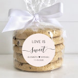 Pegatina Redonda El amor es el favor de la boda rosa dulce<br><div class="desc">Pegatina rosa claro para tus bodas favores de dulces con "amor es dulce" con letras limpias y un guión de moda con toallitas,  tus nombres unidos por un corazón y tu fecha boda.</div>