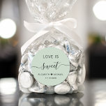 Pegatina Redonda El amor es el favor de la boda verde dulce sabia<br><div class="desc">pegatina verde sabio de la moda para tu boda favorece la presentación de "Love Is Sweet" en una tipografía moderna y sencilla y un elegante guión de swash caligráfico,  tus nombres unidos por un corazón y tu fecha boda.</div>