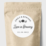 Pegatina Redonda El amor es preparar Boda Tea Favor<br><div class="desc">Té boda de diseño personalizado favorece a los pegatinas con un moderno diseño rústico en blanco y negro.</div>