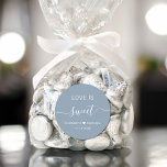 Pegatina Redonda El amor es un dulce y duro favor de la boda azul<br><div class="desc">pegatina azul polvoriento de moda para tu boda favorece la presentación de "Love Is Sweet" en una tipografía blanca moderna y sencilla y un guión blanco elegante con toques,  tus nombres unidos por un corazón y tu fecha boda.</div>