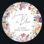 Pegatina Redonda El Amor Está En El Jardín De La Flor De La Flor.<br><div class="desc">El amor está en el pegatina de la ducha de novia con temática floral.</div>