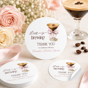 Pegatina Redonda El amor está hirviendo Taza de café con lazo rosa 
