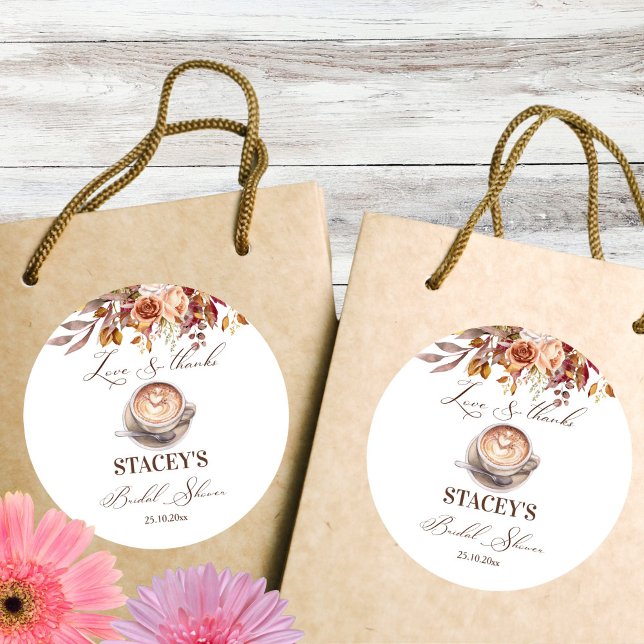 Pegatina Redonda El amor está preparando el café favor de la ducha  (Love is brewing coffee fall bridal shower thank you favor  sticker template)